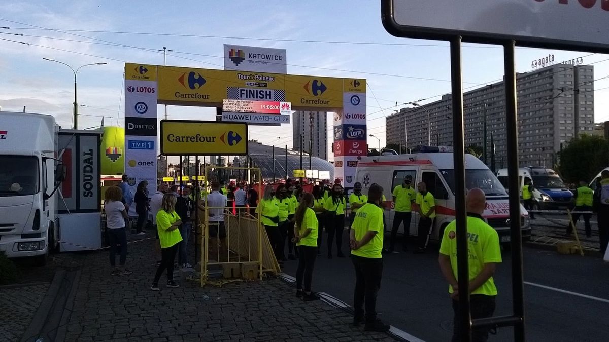 Służby medyczne interweniujące po kraksie na mecie 1 etapu wyścigu kolarskiego 77 Tour de Pologne
