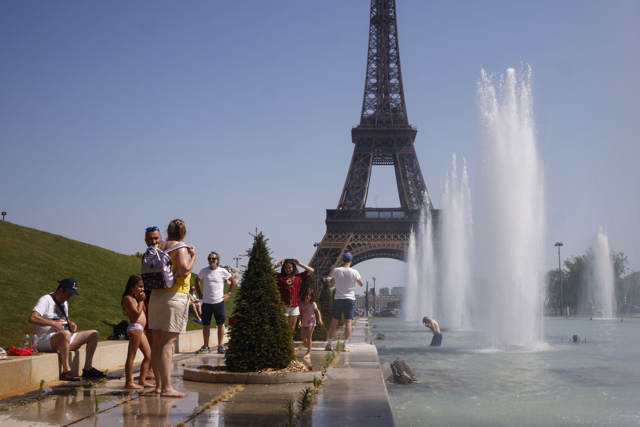 Heatwave in France
epa12208712 People cool off with water from Varsovie fountain by the Eiffel Tower during a heatwave in Paris, France, 01 July 2025. The hottest day of this heatwave on 01 July 2025, will register temperatures peaking into 40-41 degrees Celsius, in several departments, according to Meteo France.  EPA/YOAN VALAT 
Dostawca: PAP/EPA.
YOAN VALAT
Eiffel Tower, cooling, tourists, hot weather