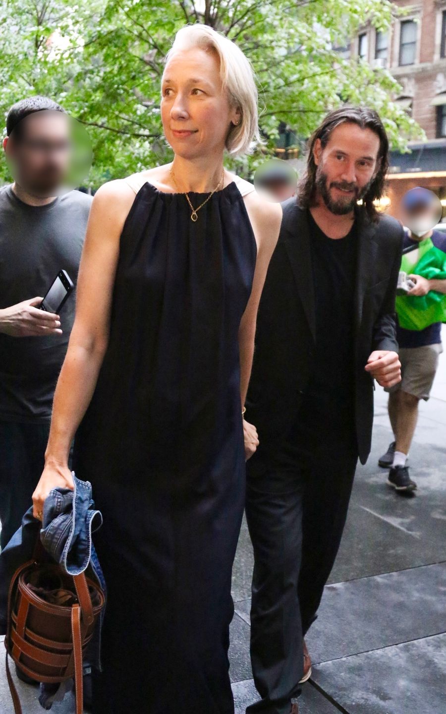 Keanu Reeves i Alexandra Grant maszerują na Broadway, trzymając się za ręce