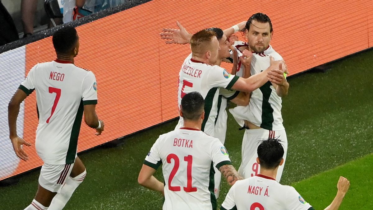 piłkarze reprezentacji Węgier cieszą się z gola Adama Szalaia