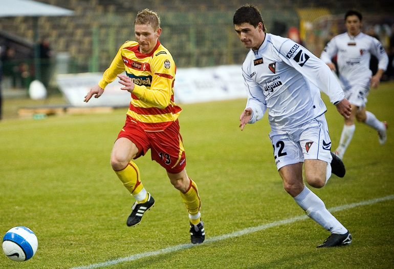 Mariusz Dzienis (z lewej) podczas meczu Jagiellonii z Zagłębiem Sosnowiec w sezonie 2007/08 | fot. Newspix / Jan Malec