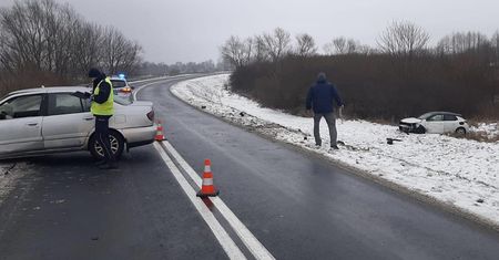 Auto spadło z nasypu. Doszło do czołowego zderzenia na łuku drogi. Cztery osoby w szpitalu