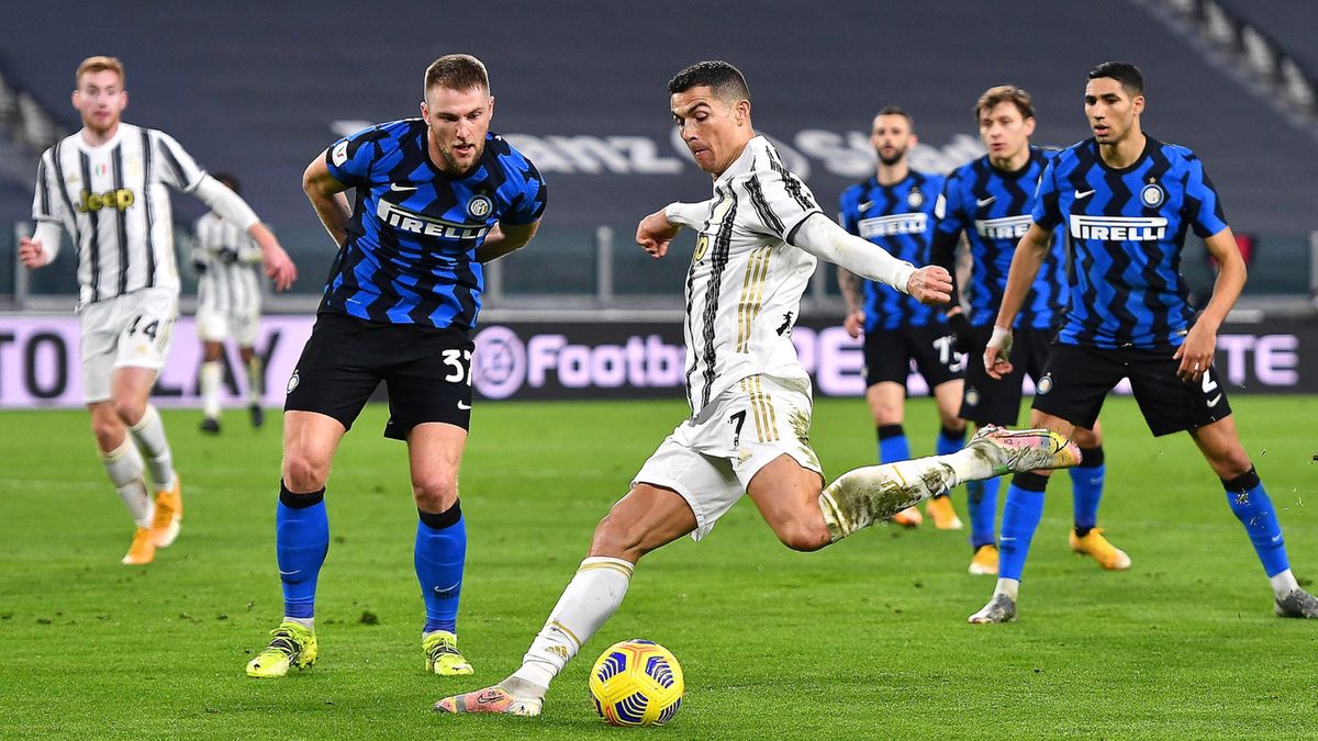 PAP/EPA / ALESSANDRO DI MARCO  / Na zdjęciu: Cristiano Ronaldo (z piłką)
