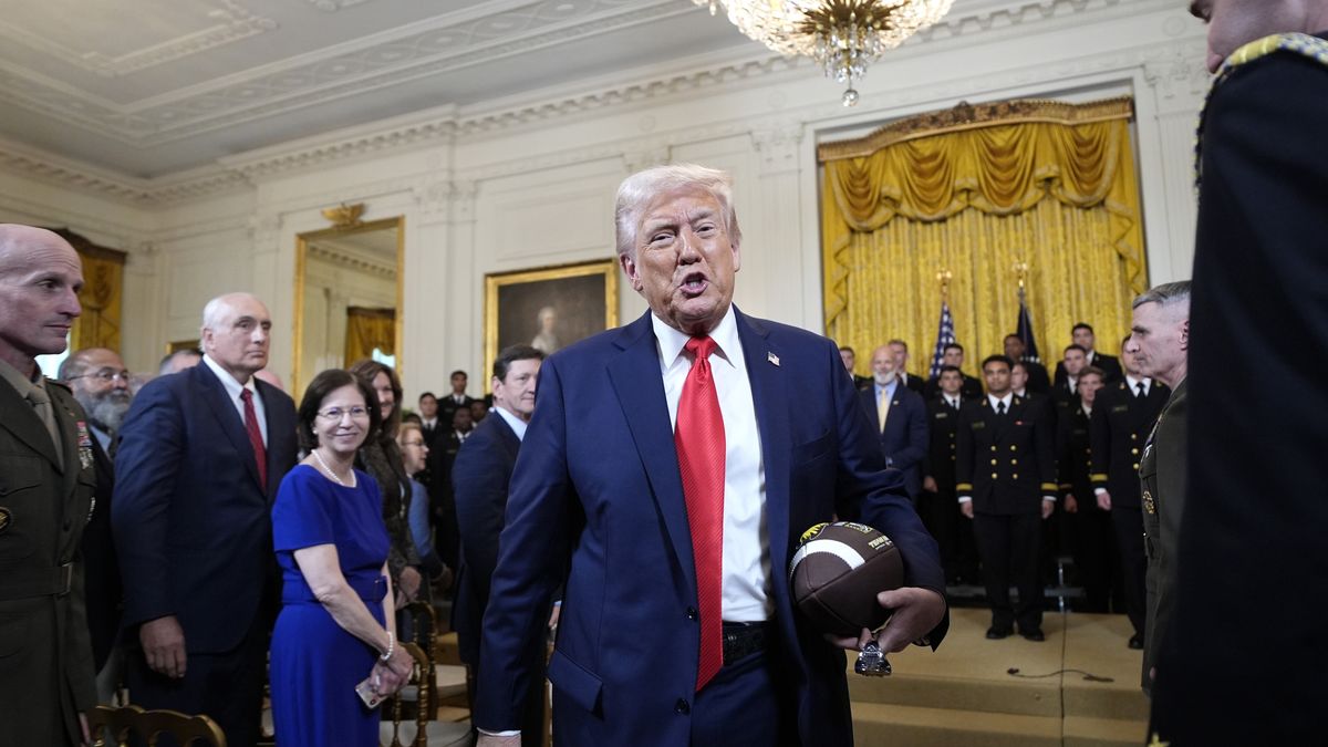 US President Donald Trump departs after the Commander-in-Chief Trophy Presentation to the Navy Midshipmen - the United States Naval Academy, in the East Room at the White House in Washington, DC, USA, on 15 April 2025. EPA/Yuri Gripas / POOL Dostawca: PAP/EPA.