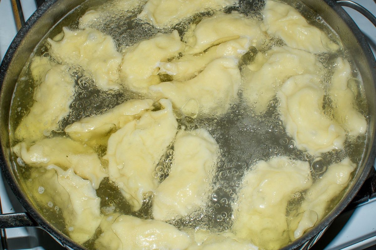 W takiej wodzie gotuj pierogi. Inaczej się rozlecą i będą do wyrzucenia