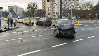 Warszawa: Zderzenie trzech aut na Bielanach. Na miejscu pracują służby