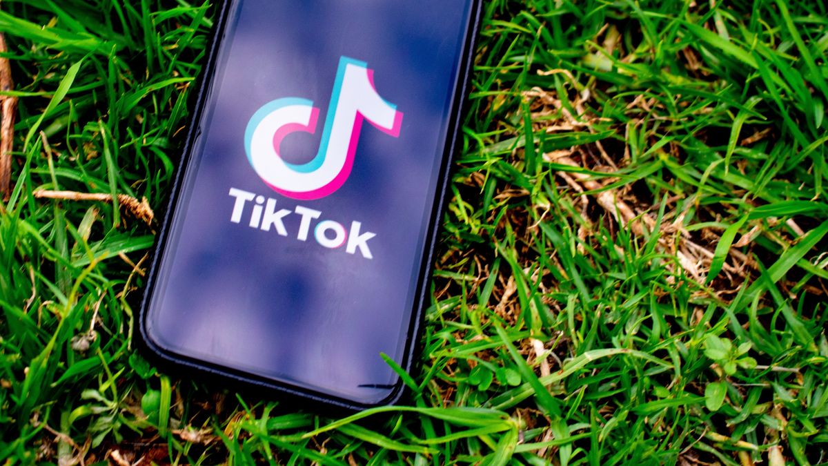 TikTok - logo na telefonie.