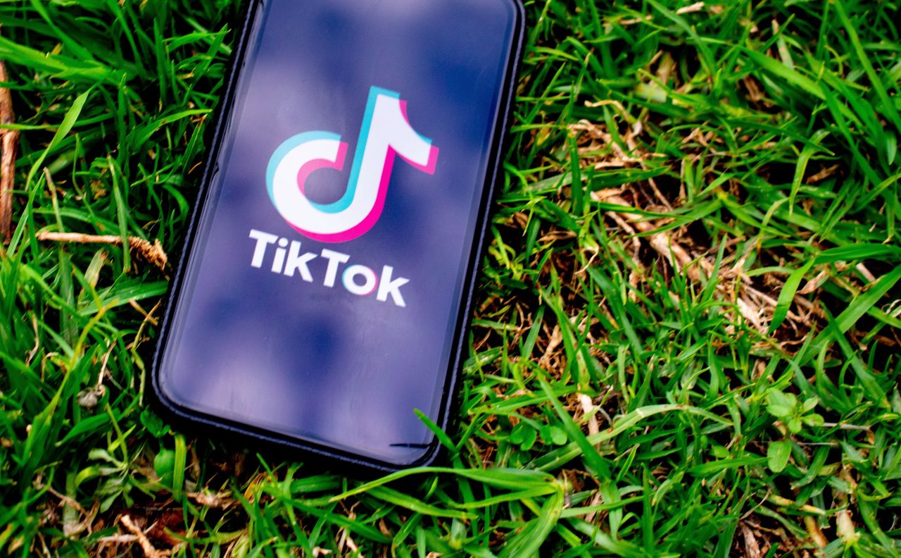 TikTok - logo na telefonie.