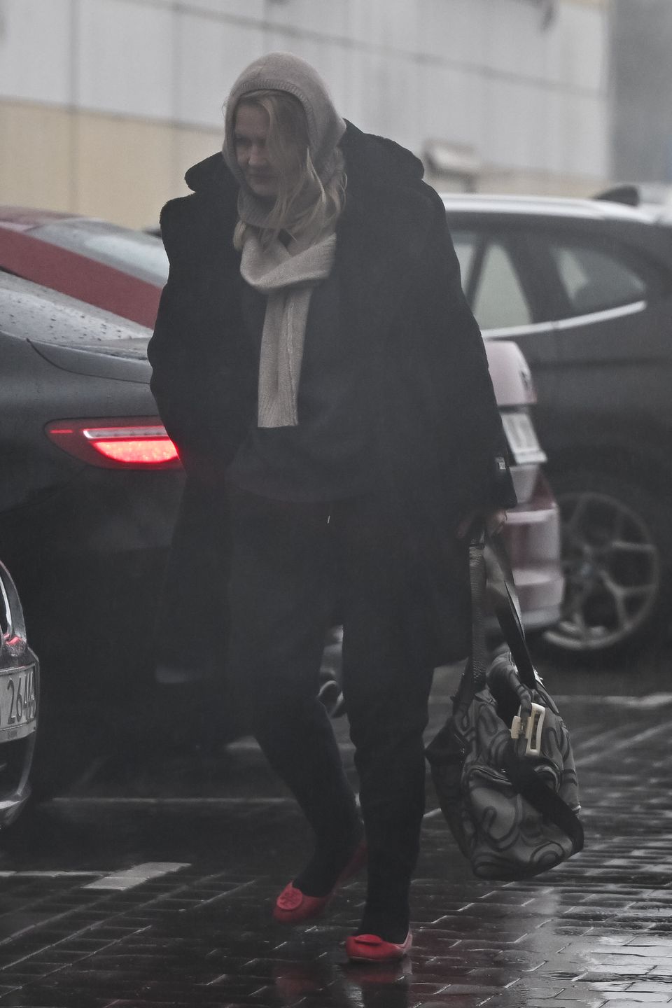 Grażyna Szapołowska mknie w strugach deszczu na trening do "TzG"