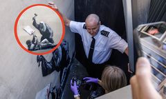 Banksy namalował. Mural szybko schowany za zasłoną
