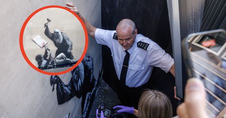 Banksy namalował. Mural szybko schowany za zasłoną