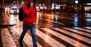 Włocławek: Na czerwonym, z komórką przy uchu. Policja karze pieszych
