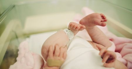 Noworodek znaleziony w pustostanie w Łodzi. Policja szuka matki