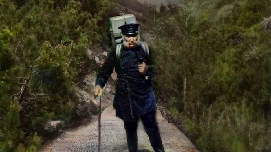 Karkonosze. Pierwszy najsłynniejszy listonosz na górskich ścieżkach był motywem przedwojennych kart pocztowych