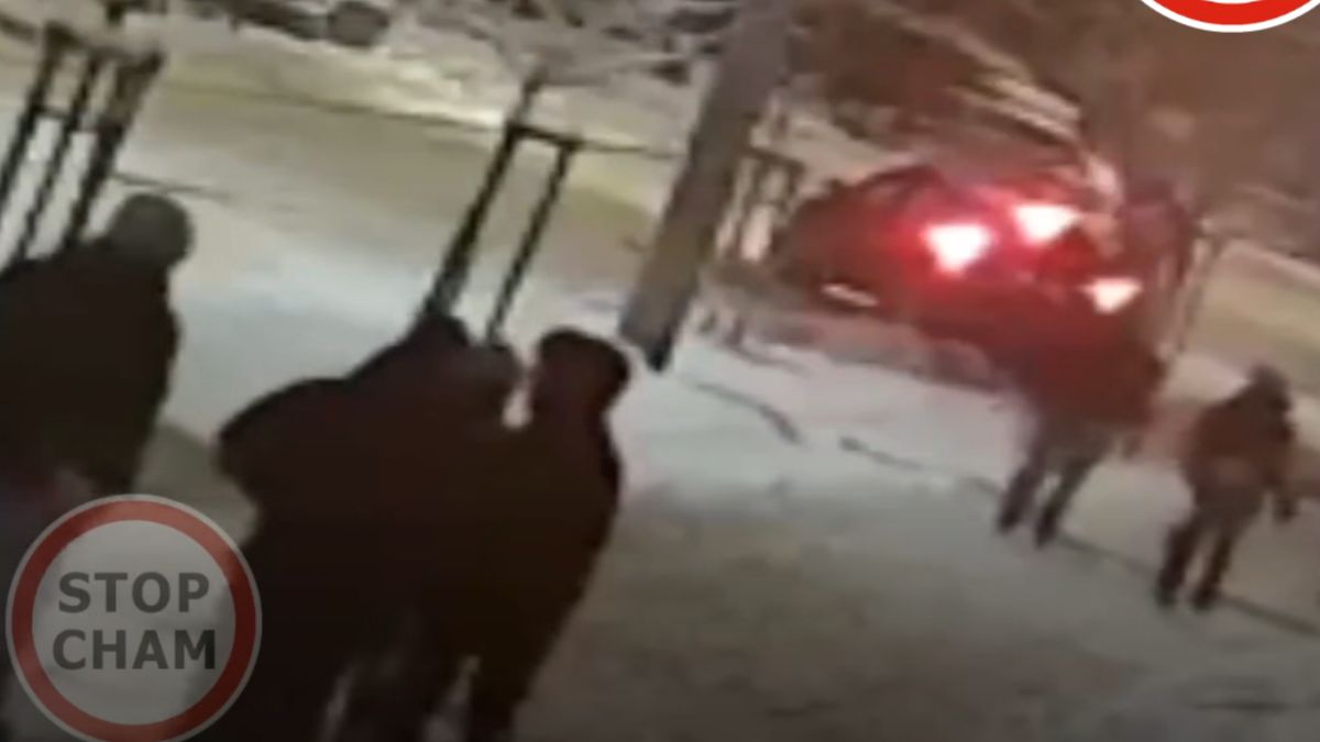 Drifterzy uszkodzili znak oraz latarnie.