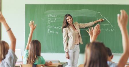 Zarobki nauczycieli. Średnia pensja prawie 5 tys. zł brutto plus korepetycje. ZNP: kwoty wyssane z palca