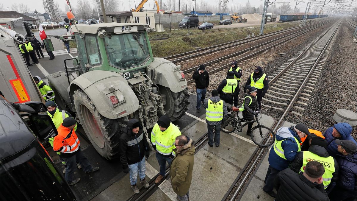 6 grudnia 2018 r. Blokada torów przez podwykonawców Astaldi na przejeździe kolejowym w Parzniewie.
