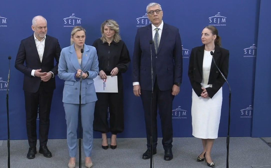 KO chce zakazać smartfonów w szkołach. Dostęp do social mediów od 15. roku życia