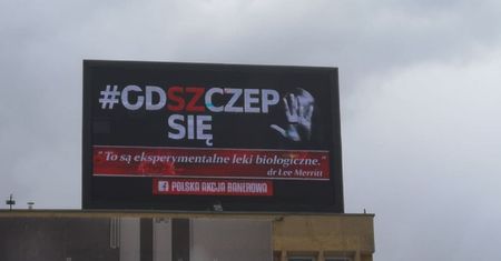 Kolejna akcja antyszczepionkowców. Prof. Simon oburzony: Skandal