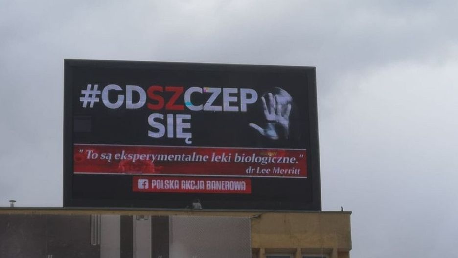 Kolejna akcja antyszczepionkowców. Prof. Simon oburzony. Mówi o "skandalu"