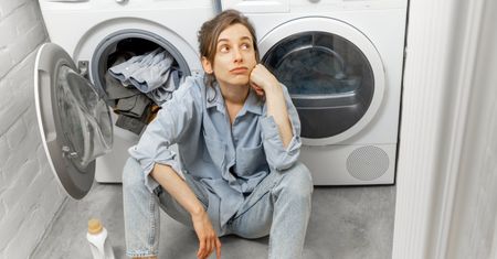 Pralka skacze przy wirowaniu? Często przyczyna jest banalna
