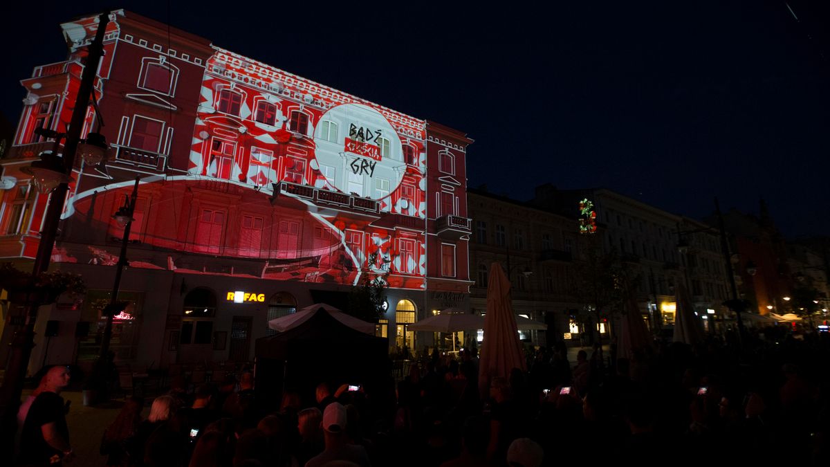 Materiały prasowe / PZPS / Iluminacja budynku na ulicy Piotrkowskiej 76 w Łodzi w ramach akcji promującej Siatkarską Ligę Narodów