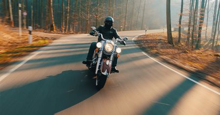 Motocyklowy wypadek w Gnieszowicach. 52-latek trafił do szpitala