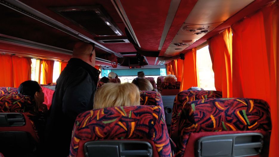 Pan Andrzej pracuje jako kierowca busa