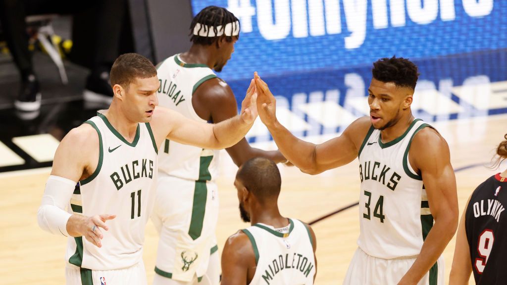 Zdjęcie okładkowe artykułu: Getty Images / Michael Reaves / Na zdjęciu: radość koszykarzy Milwaukee Bucks