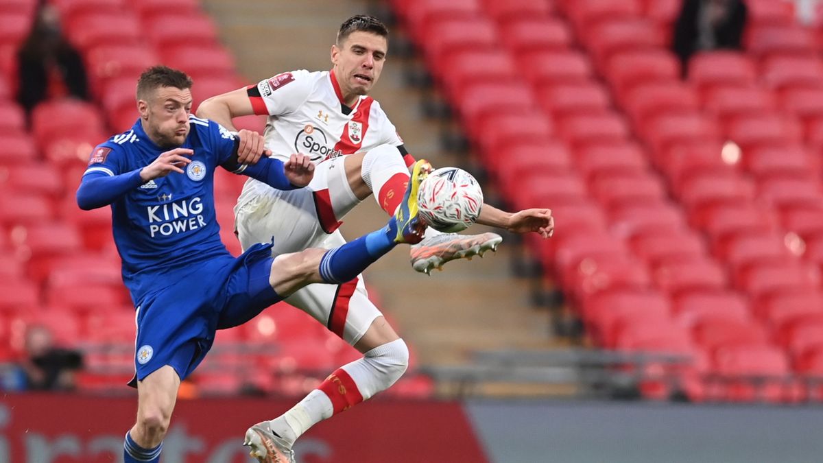 Zdjęcie okładkowe artykułu: PAP/EPA / Neil Hall / Na zdjęciu: Jamie Vardy i Jan Bednarek