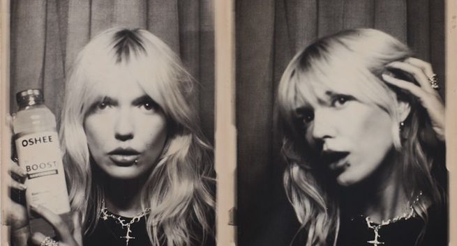 Daria Zawiałow pije Oshee