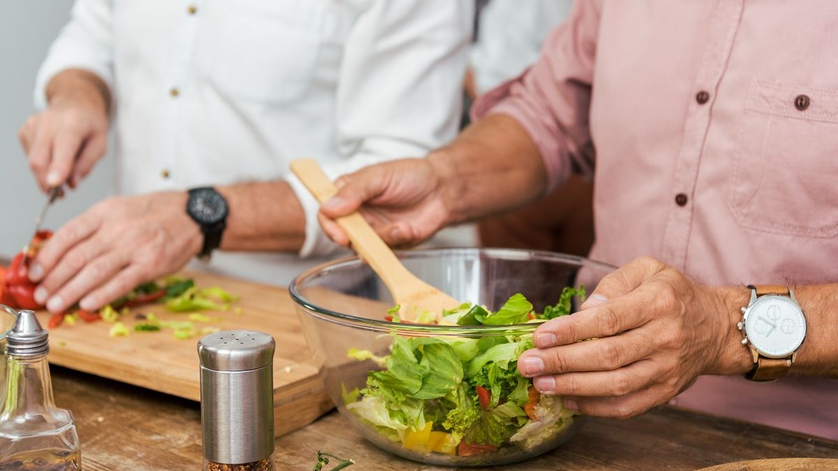 Masz 60 lat? Dietetyczka wymienia, jakie produkty powinieneś jeść 