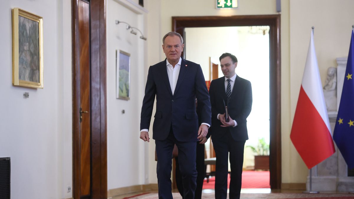 Donald Tusk, Andrzej Doma�ski
Warszawa, 17.02.2025. Premier Donald Tusk (C) oraz minister finans�w Andrzej Doma�ski (P) w drodze na spotkanie z prezydentem i wiceprezesem Microsoft Corporation Bradem Smithem w siedzibie Kancelarii Prezesa Rady Ministr�w w Warszawie, 17 bm. (amb) PAP/Leszek Szyma�ski
Leszek Szyma�ski
bran�a informatyczna, firma, komputerowa, koncern, Microsoft, spotkanie, wizyta, polityk, polityka, szef rz�du