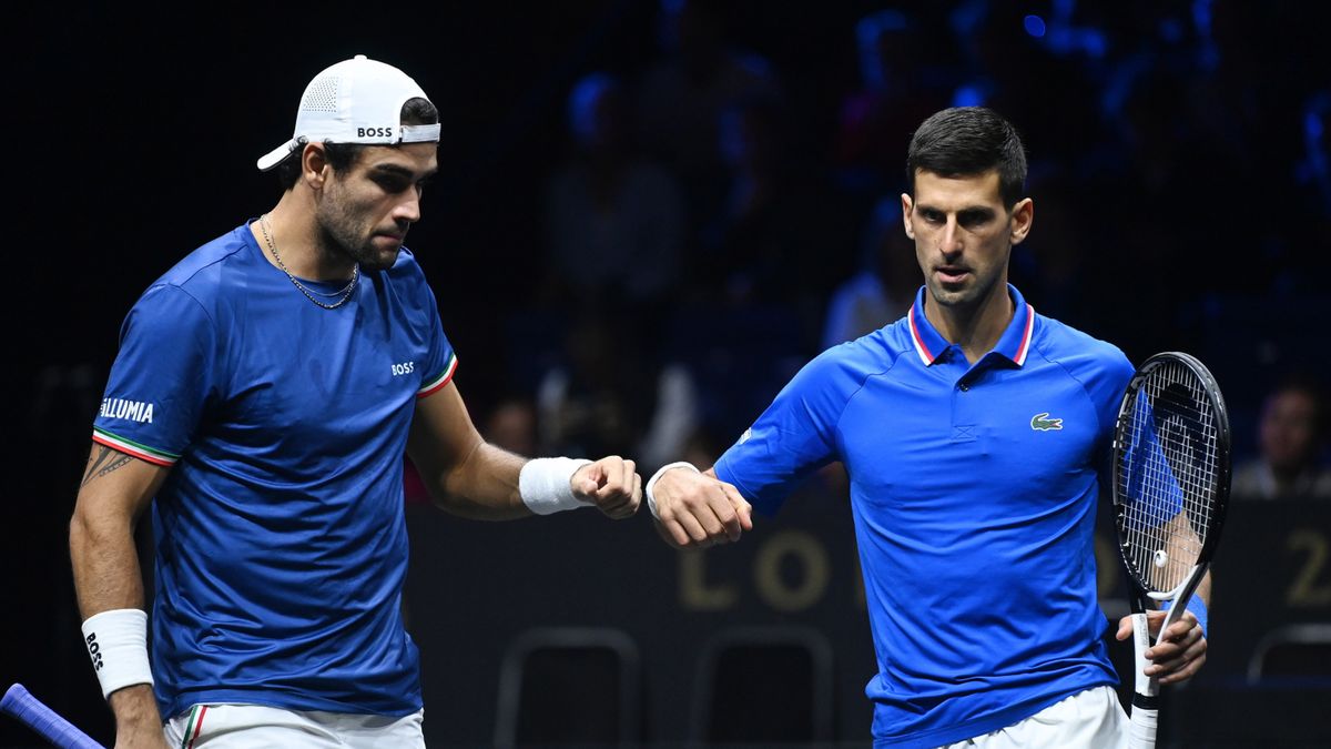 PAP/EPA / ANDY RAIN / Na zdjęciu: Matteo Berrettini i Novak Djoković