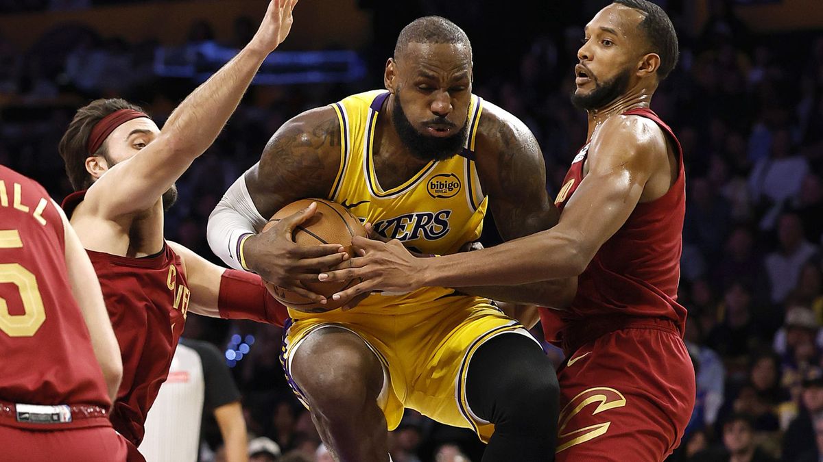 Getty Images / Ronald Martinez / Na zdjęciu: LeBron James w meczu z Cleveland Cavaliers