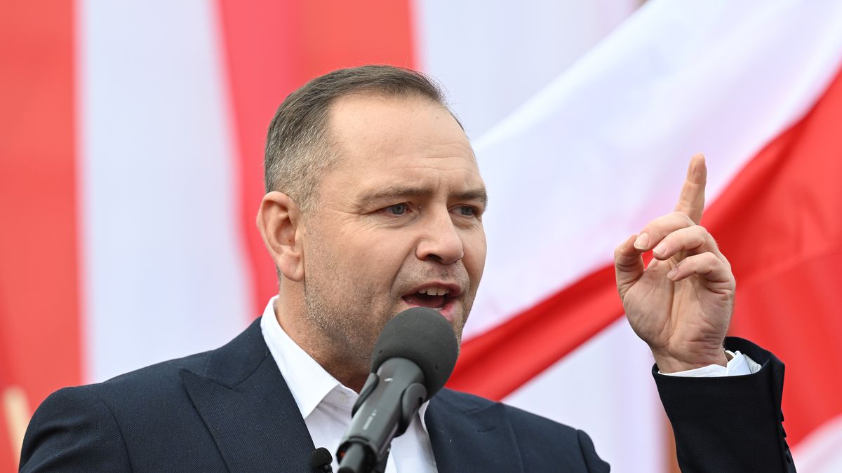 Chojnice, 24.04.2025. Wybory Prezydenta RP 2025 - kampania. Kandydat Komitetu Obywatelskiego w zbliżających się wyborach na fotel prezydenta RP, popierany przez Prawo i Sprawiedliwość, prezes Instytutu Pamięci Narodowej Karol Nawrocki podczas spotkania z mieszkańcami w Chojnicach, 24 bm. (ad) PAP/Adam Warżawa