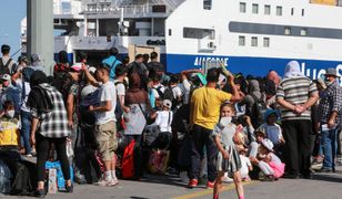 Uciekinierzy czekają na transport z wyspy Lesbos do kontynentalnej części Grecji, 10.06.2020