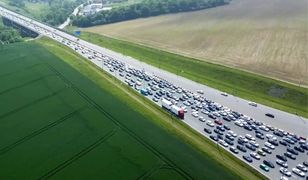 Olbrzymie korki i wypadki. Powroty znad Bałtyku i z Tatr. Długi weekend na drogach