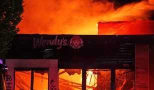 Zamieszki w Atlancie (USA). Protestujący podpalili restaurację po tym, jak policjant strzelił do Afroamerykanina