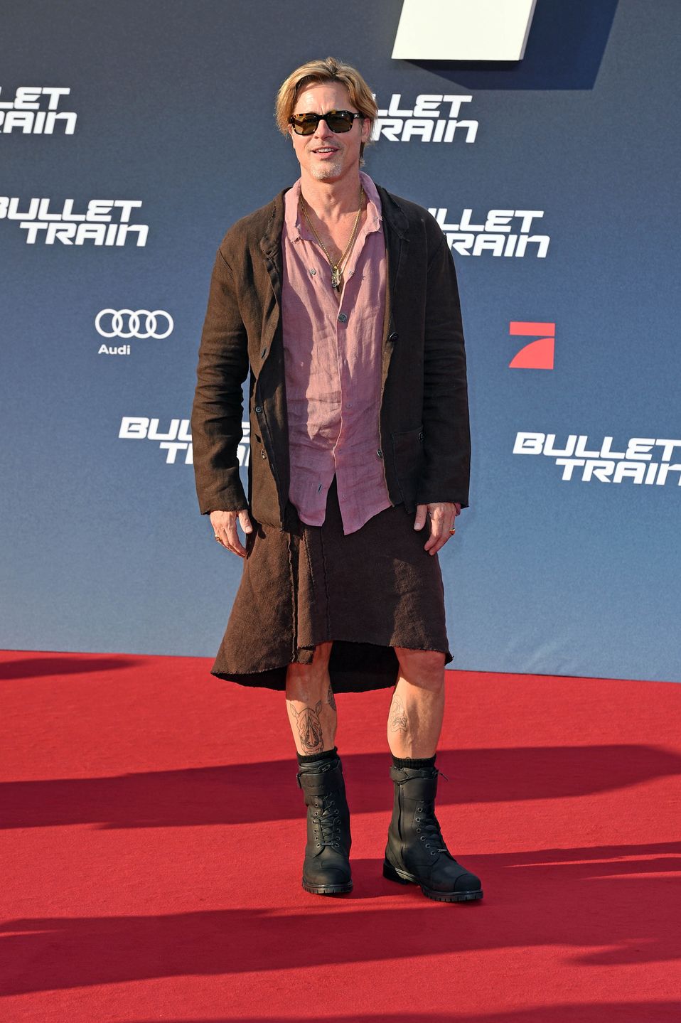 Brad Pitt eksponuje wytatuowane łydki w lnianej spódnicy