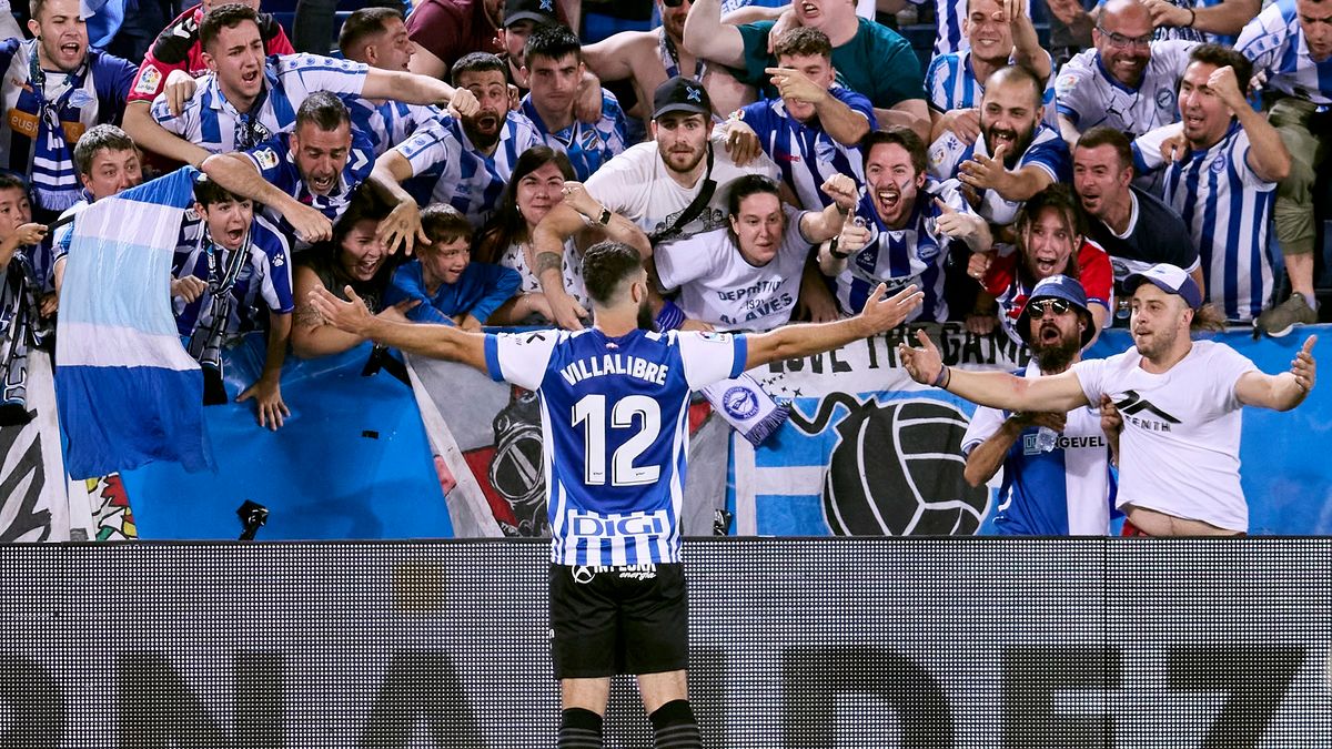 Getty Images / Ion Alcoba/Quality Sport Images / Na zdjęciu: Asier Villalibre z kibicami Deportivo Alaves.