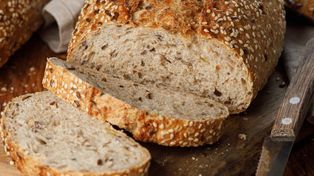 Tak odświeżam czerstwy bochenek chleba. W kilka chwil jest jak prosto z piekarni