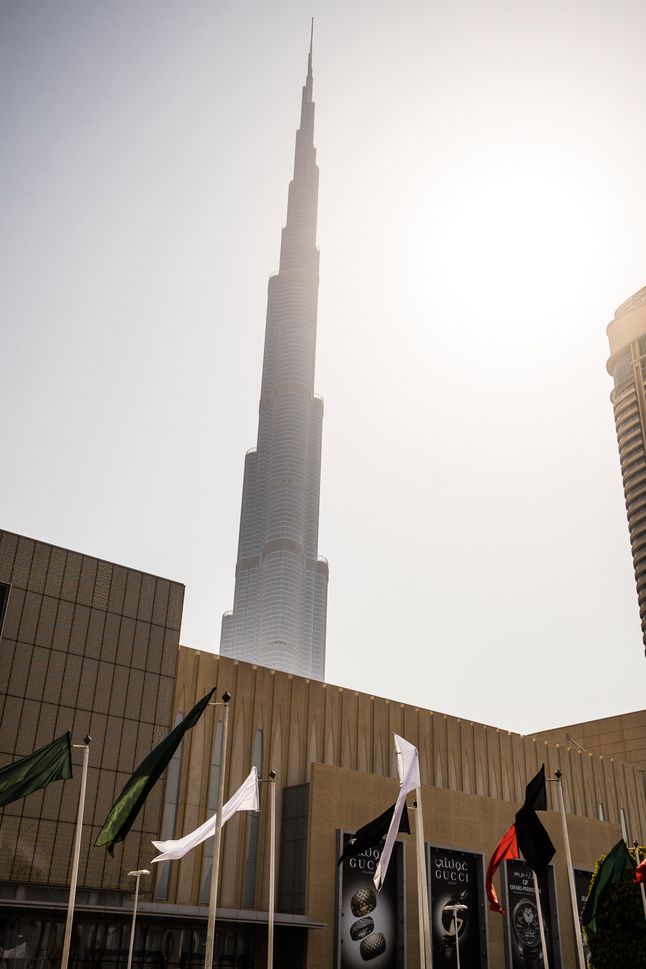 Burj Khalifa widziana sprzed Dubai Mall. Sony A7R, 24 mm, 1/800 s, f/8, ISO 100, 0.7 EV