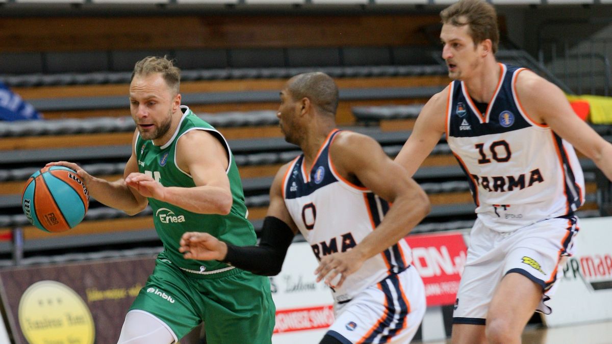 PAP / Lech Muszyński / Na zdjęciu: Łukasz Koszarek (z lewej) z piłką