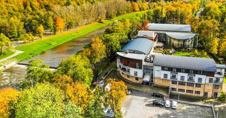 Beskidy po sezonie zachwycają. Ten hotel z basenem to idealne miejsce na jesienny reset