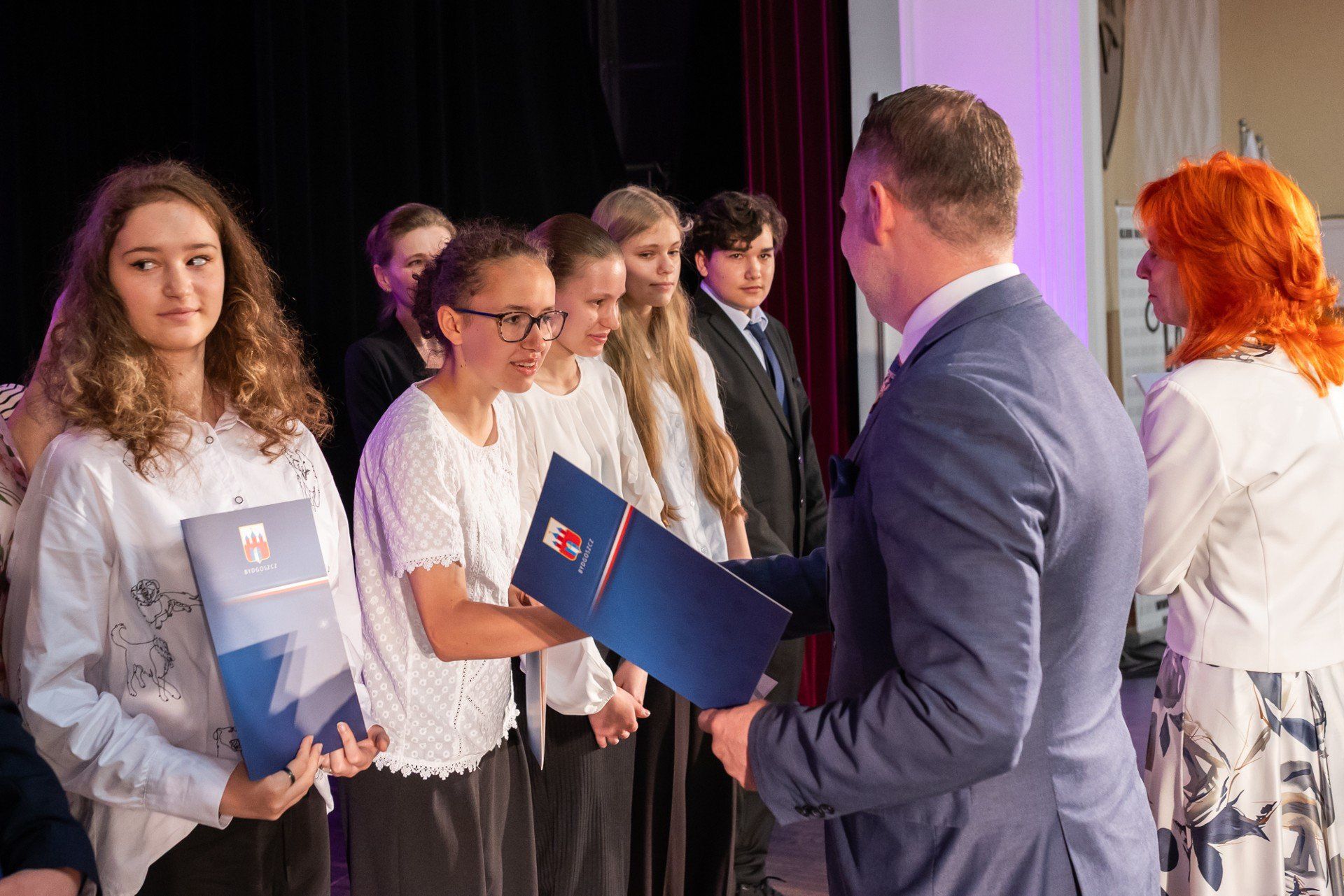 115 uczniów oraz 92 nauczycieli z bydgoskich szkół zostało nagrodzonych podczas Gali Laureatów Konkursów i Olimpiad Przedmiotowych 2025, która 17 czerwca odbyła się w Kinoteatrze.