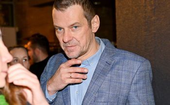 "Byłem chorym człowiekiem". Mówi o uzależnianiu od seksu