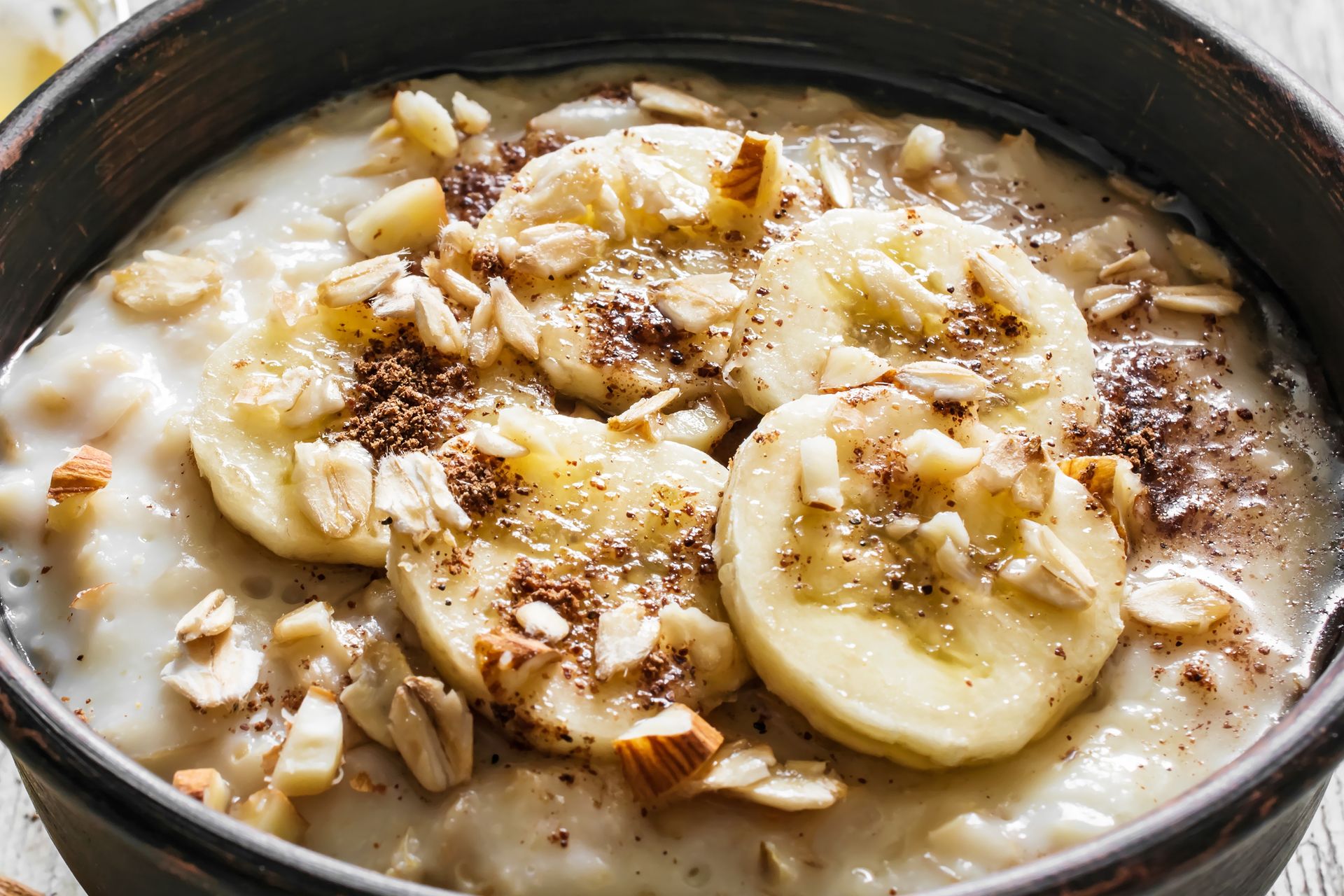 Ta owsianka jest napakowana białkiem. Przygotujesz ją w mig, a najesz się na kilka godzin