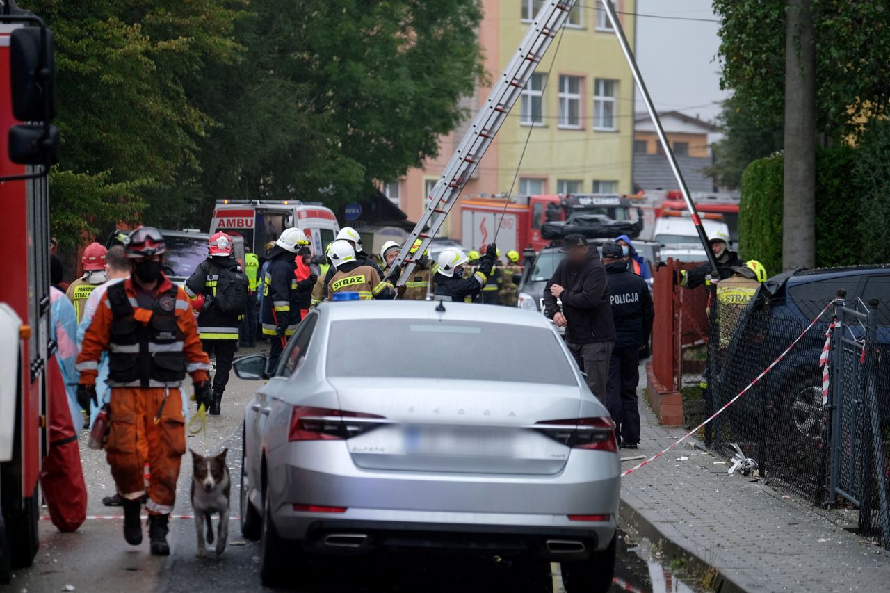 Kobiernice, 16.10.2020. Strażacy pracujšcy na miejscu zdarzenia, 16 bm. w Kobiernicach (pow. bielski). Po godzinie 8 doszło do wybuchu gazu w domu jednorodzinnym; spod gruzów wydobyto 5 żywych osób. Na miejscu działa 18 zastępów strażaków, w tym wyspecjalizowana grupa poszukiwawcza z Jastrzębia-Zdroju. Nie żyje kobieta, która została wydobyta spod gruzów jako szósta. (amb) PAP/Andrzej Grygiel