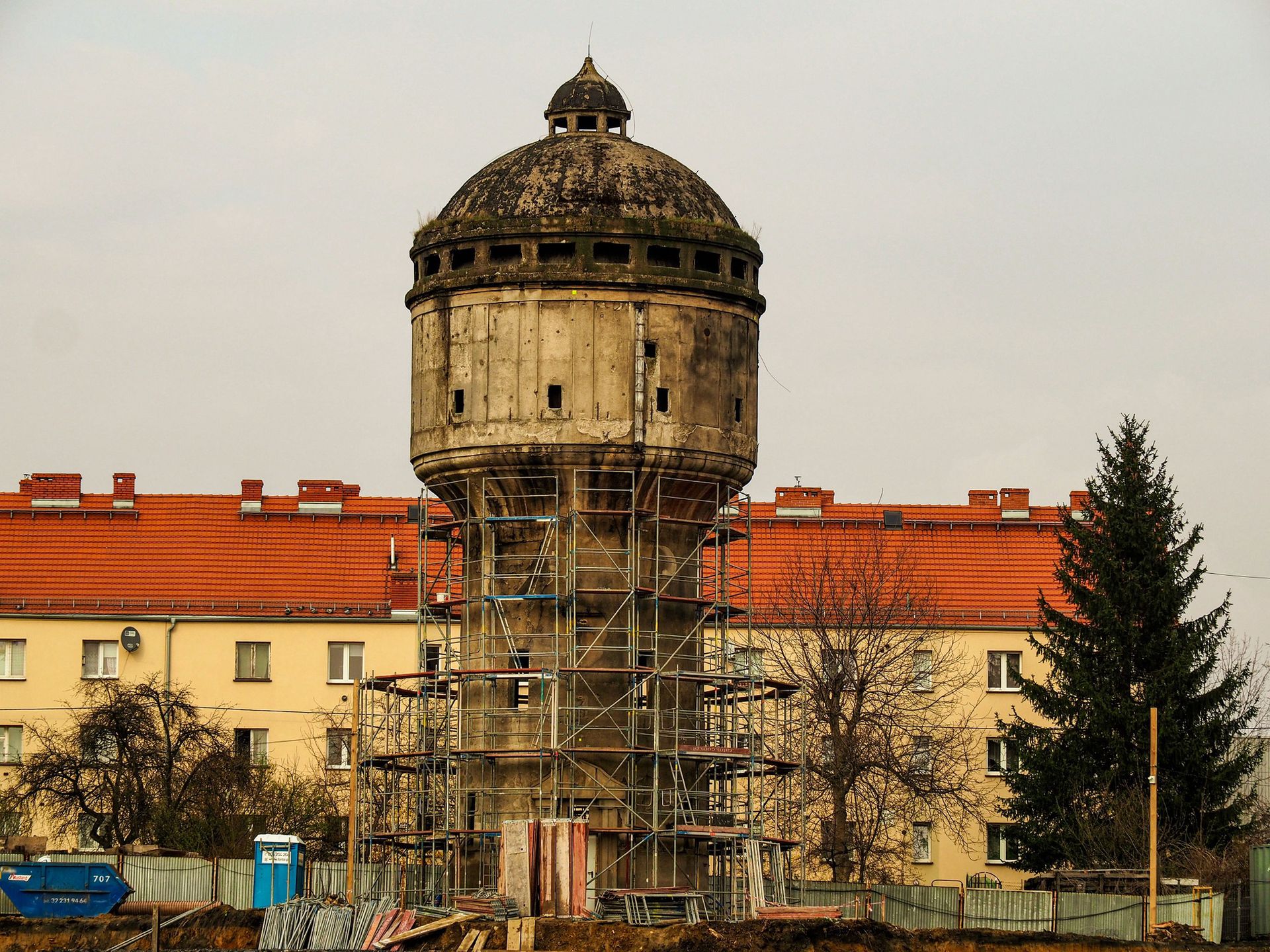Gliwice. Zabytkowa wieża ciśnień przechodzi remont.